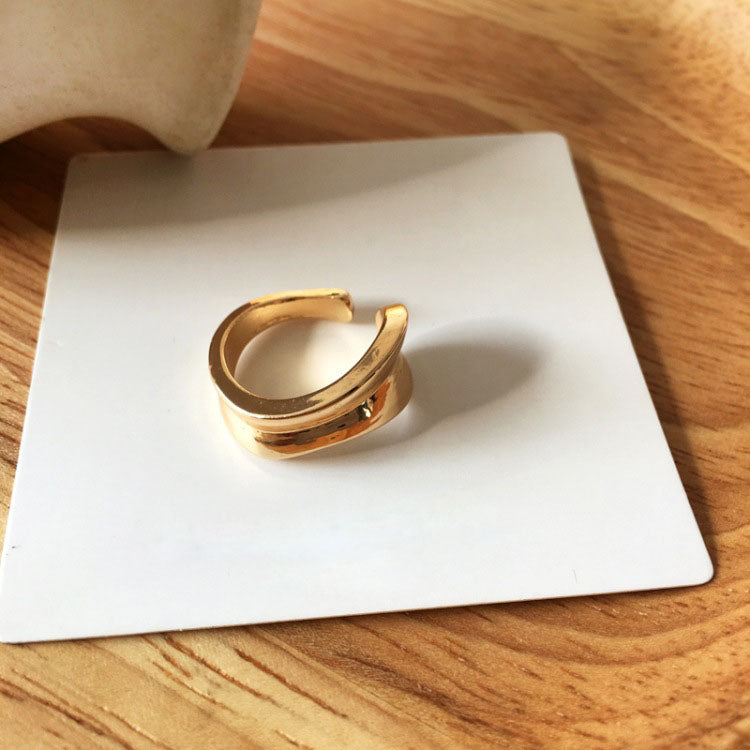 Conjunto de joyas minimalistas con aretes, collar y anillo geométricos irregulares